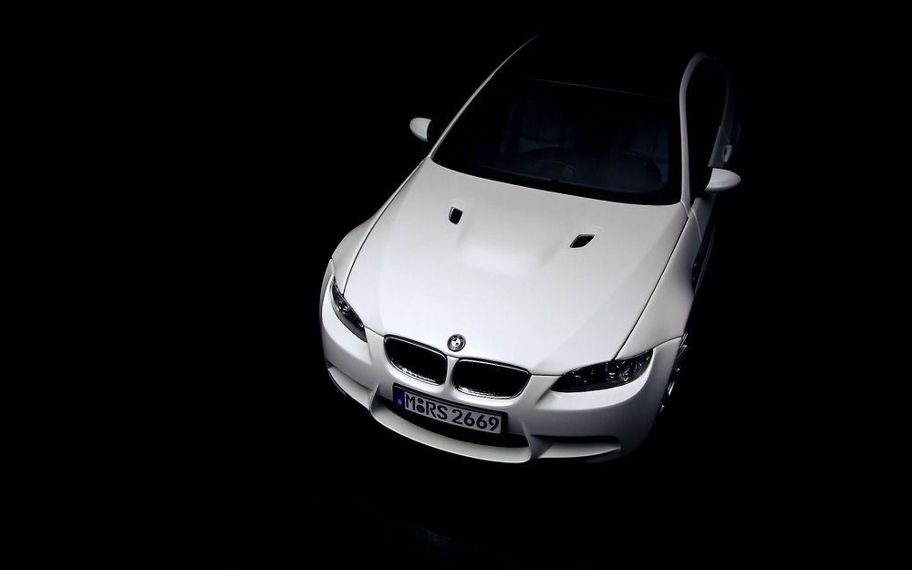 Авто на темном фоне