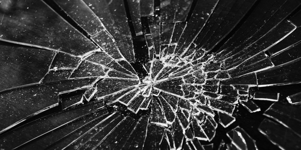 Скол с трещиной на черном фоне