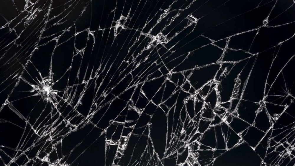 Трещина на стекле телефона без фона