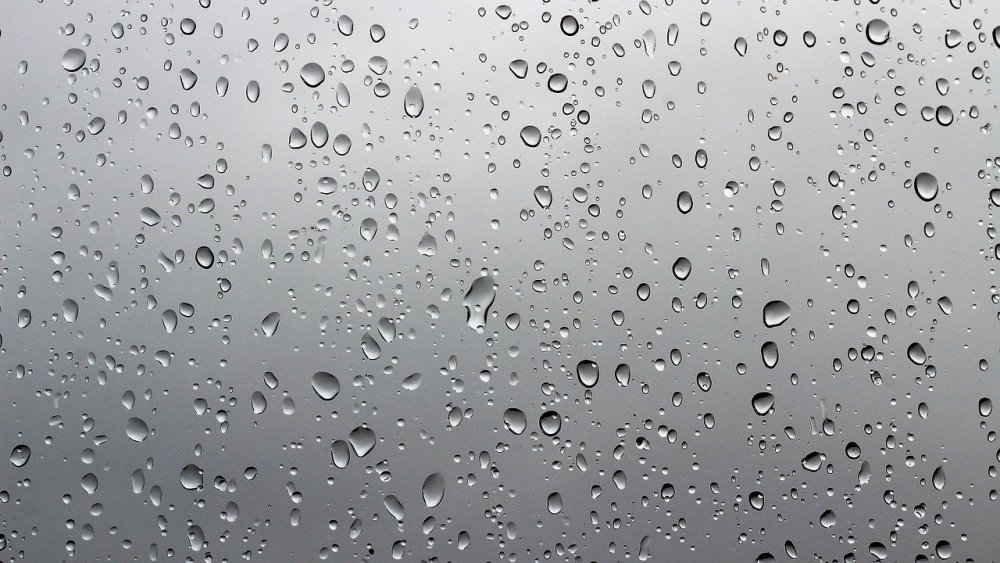 Капли на стекле архитектуре