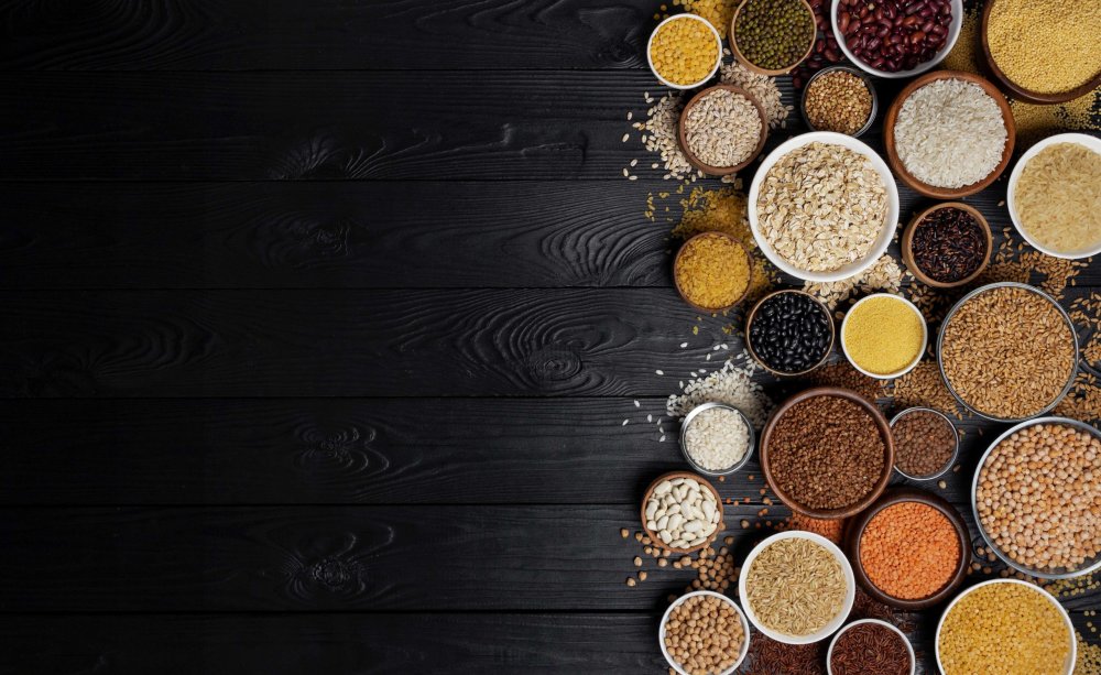 Крупы на черном фоне