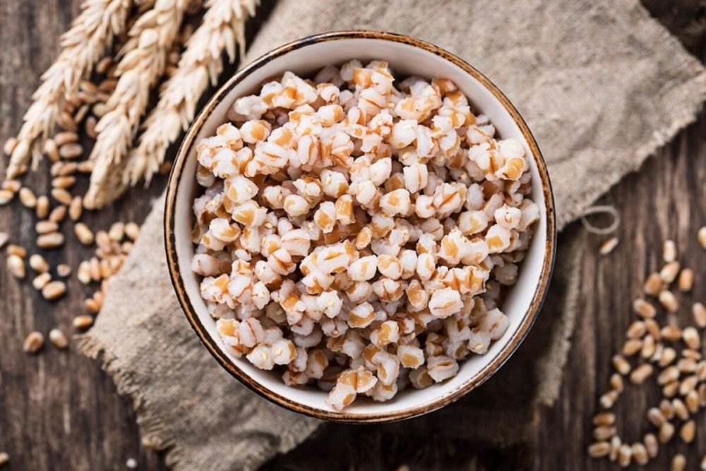 Каша на деревянном фоне