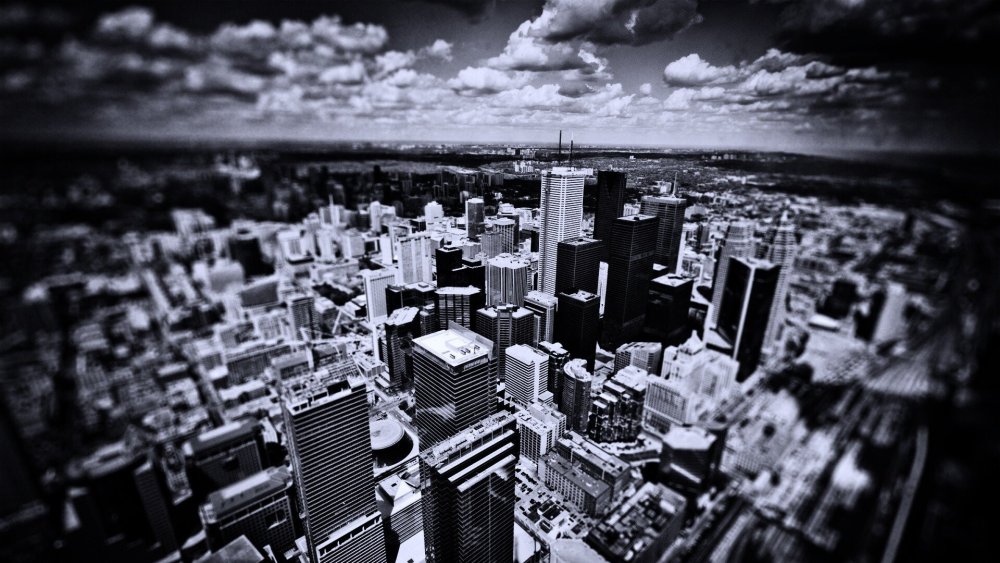 Человек в капюшоне без лица