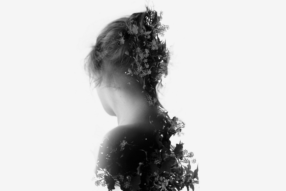 Лицо девушки на черном фоне