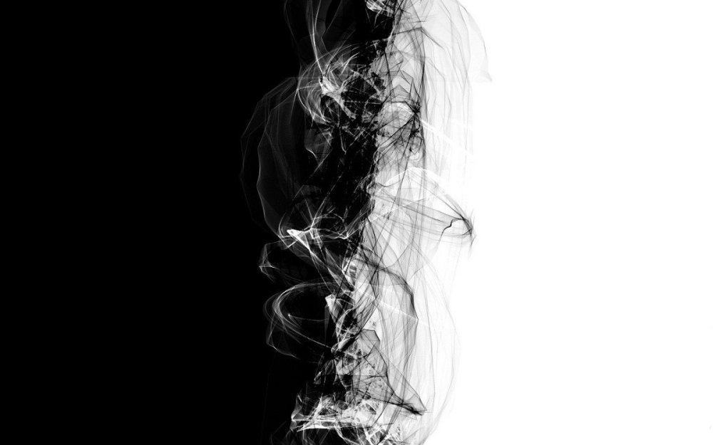 Силуэт девушки на черном фоне