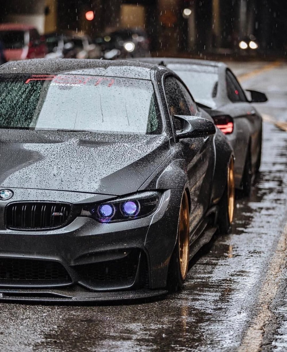 BMW e60 с девушкой на капоте