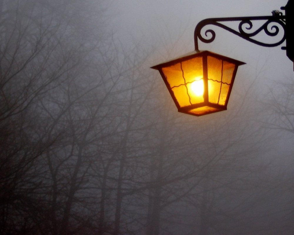 Уличный фонарь ночью