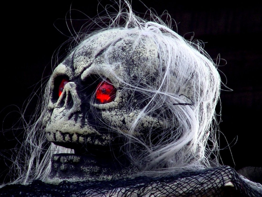 Страшное лицо на черном фоне