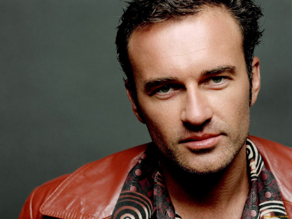 Джулиан МАКМЭХОН В сериале пластический хирург