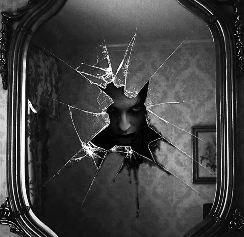 Страшное отражение в зеркале