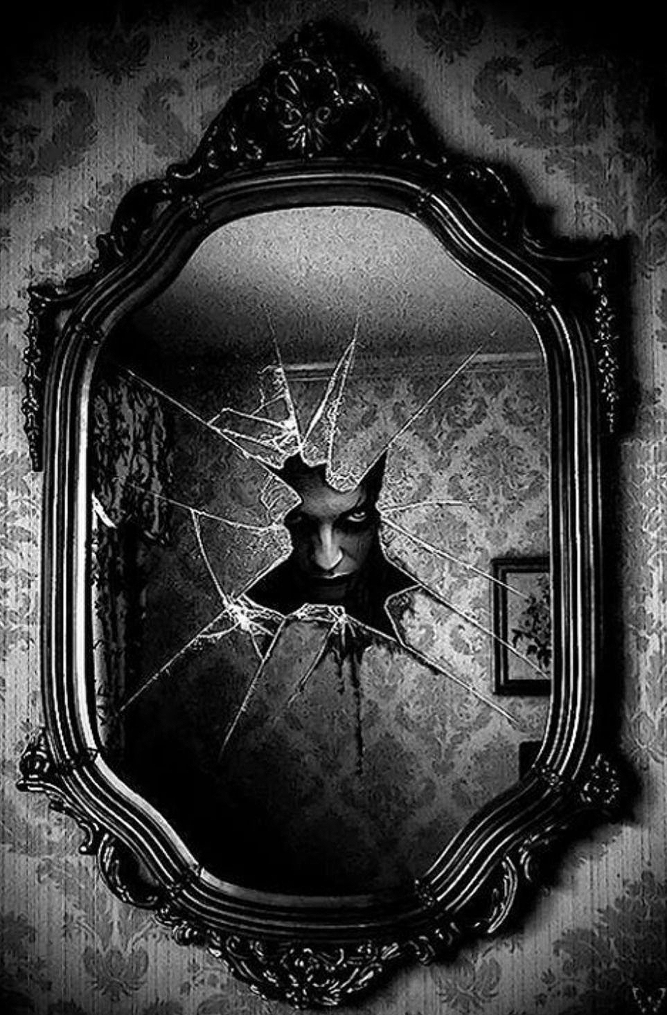 Отражение человека в зеркале