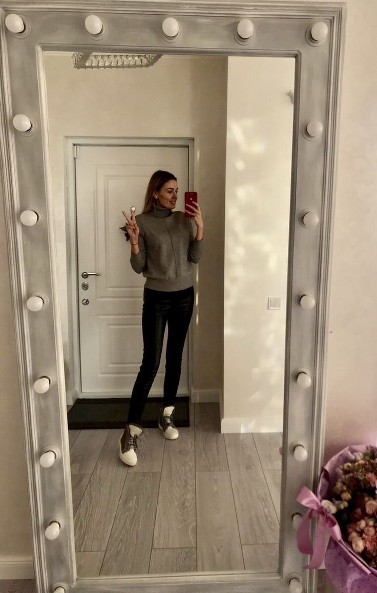 Девушка в круглом зеркале