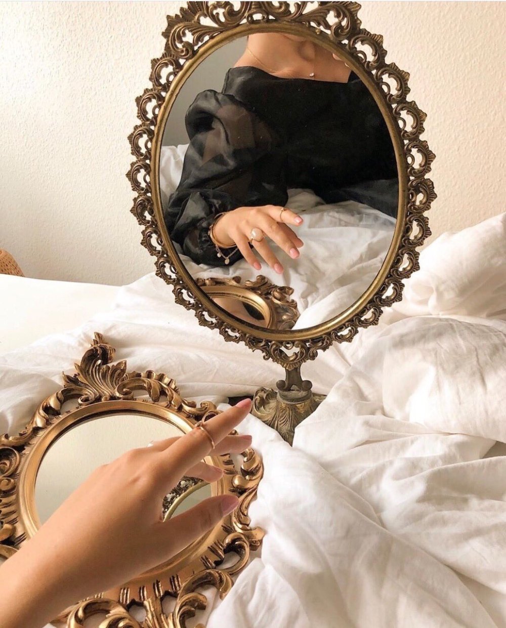 Кудрявая девушка в профиль