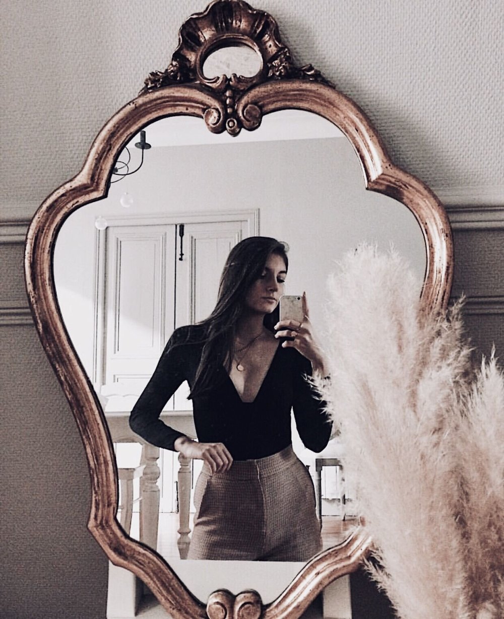 Зеркало висит на стене