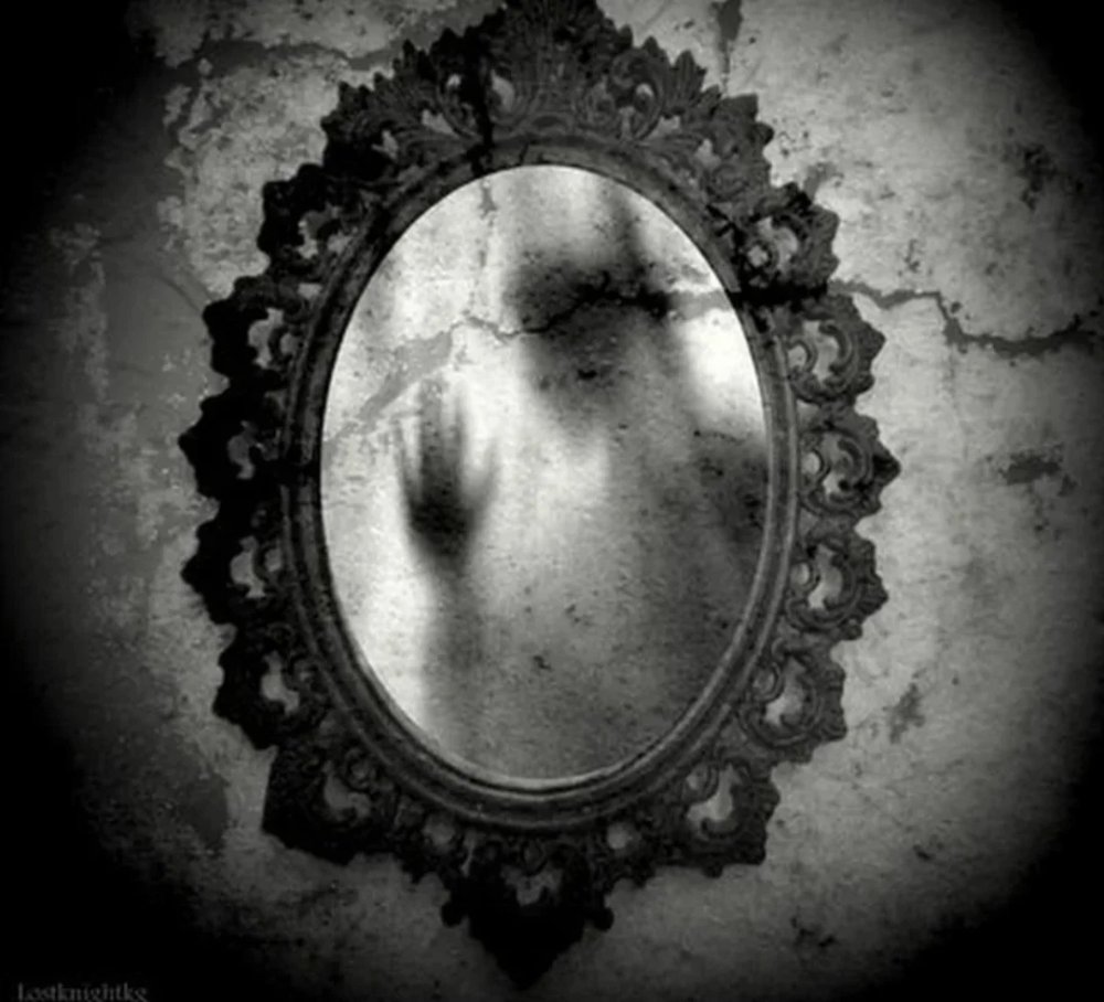 Отражение в зеркале арт