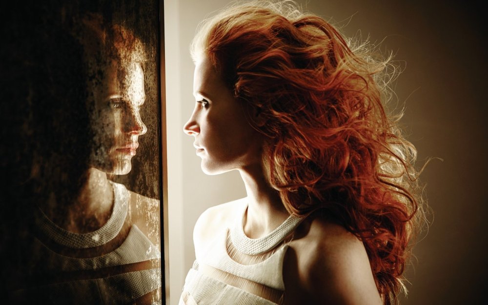 Зеркало с отражением комнаты