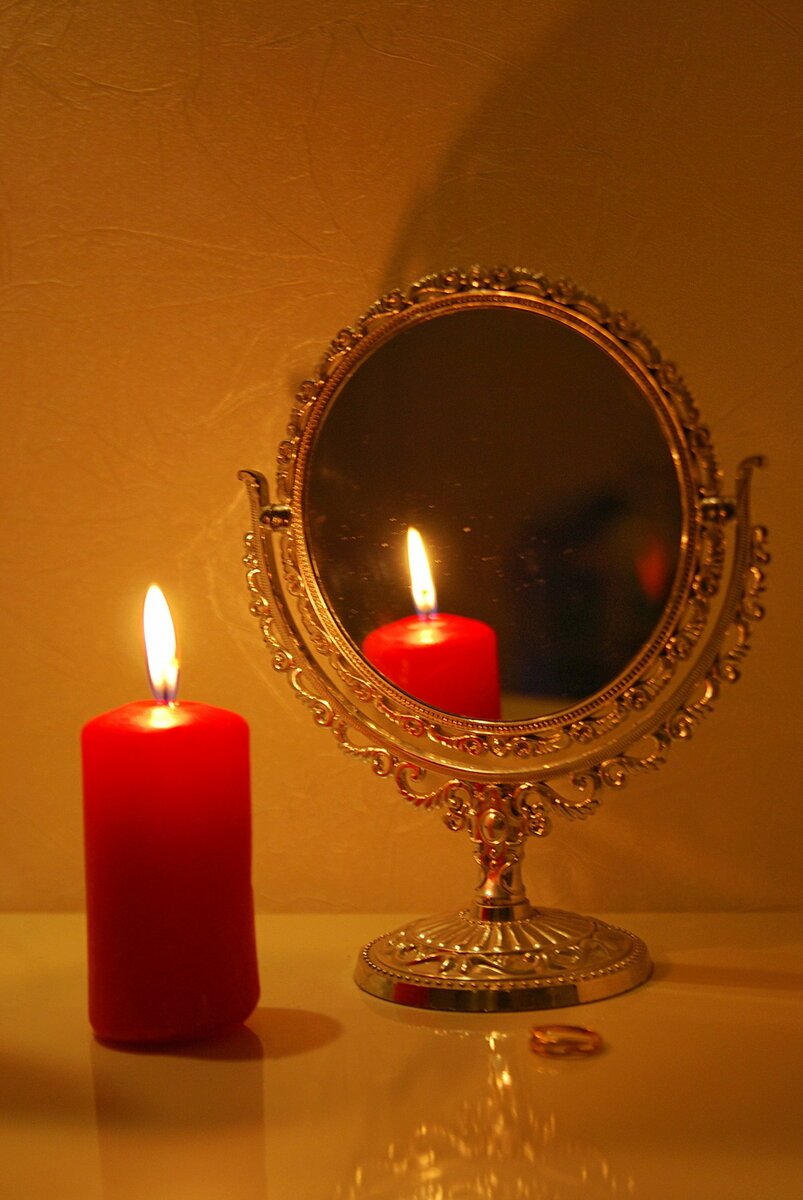 Зеркало и свеча