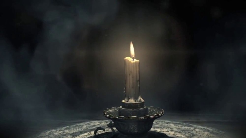 Старинный канделябр со свечами