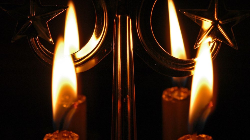 Отражение свечи в зеркале