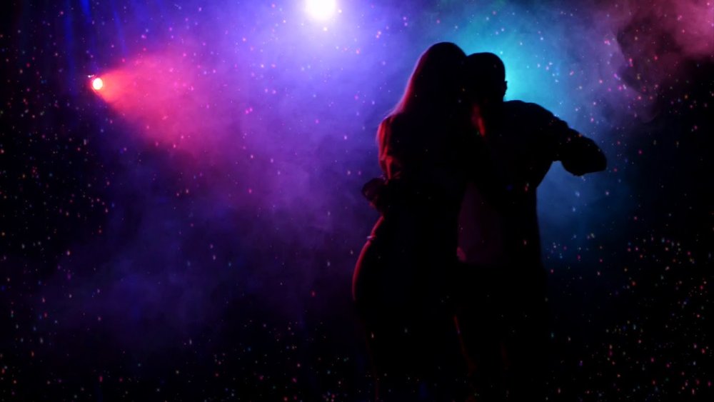 Парень и девушка в неоне