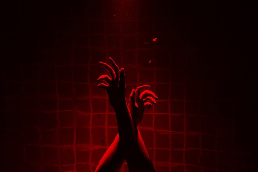 Девушка в Красном неоне