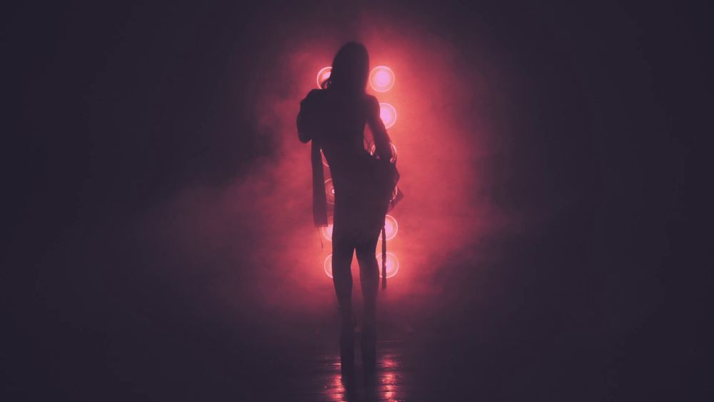 Силуэт девушки неон