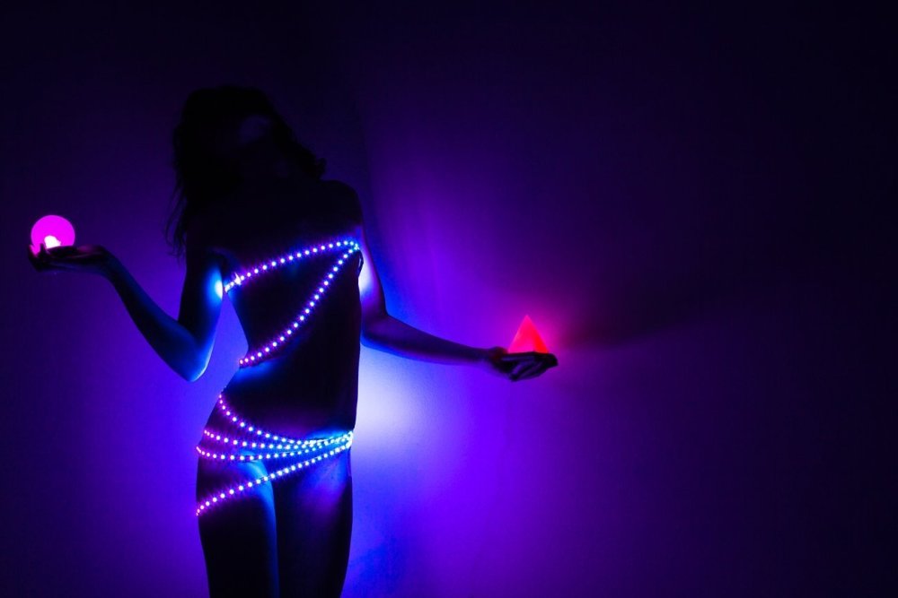 Девушка в неоновом свете