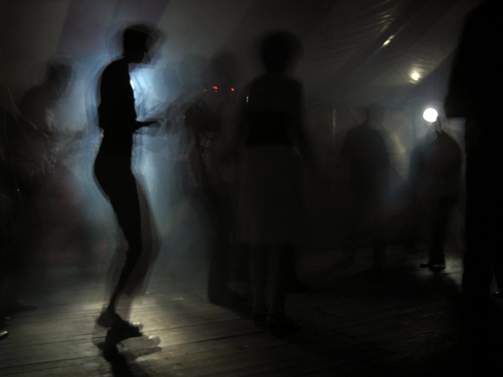 Танец ночью на улице