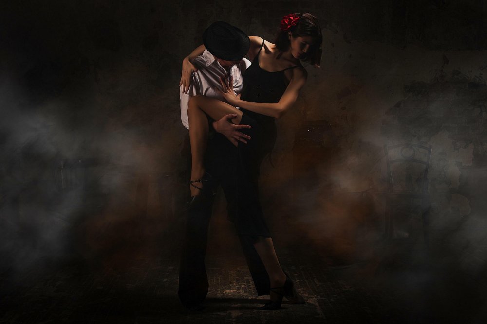 Парень и девушка танцуют