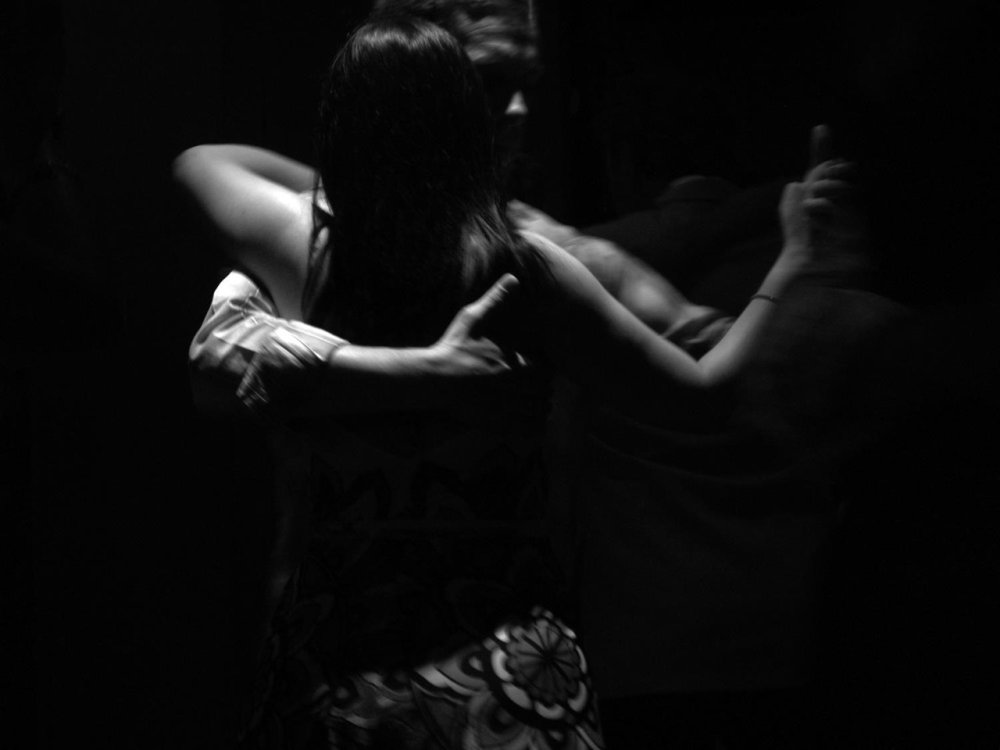 Мужчина и женщина в темноте