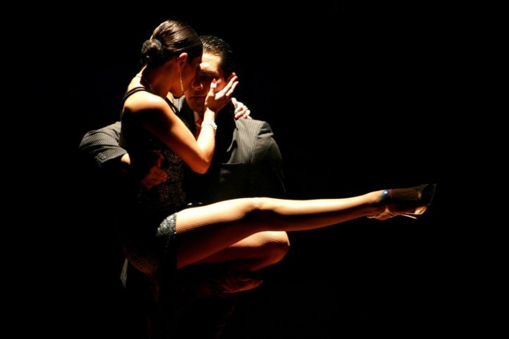 Страстный танец парня и девушки