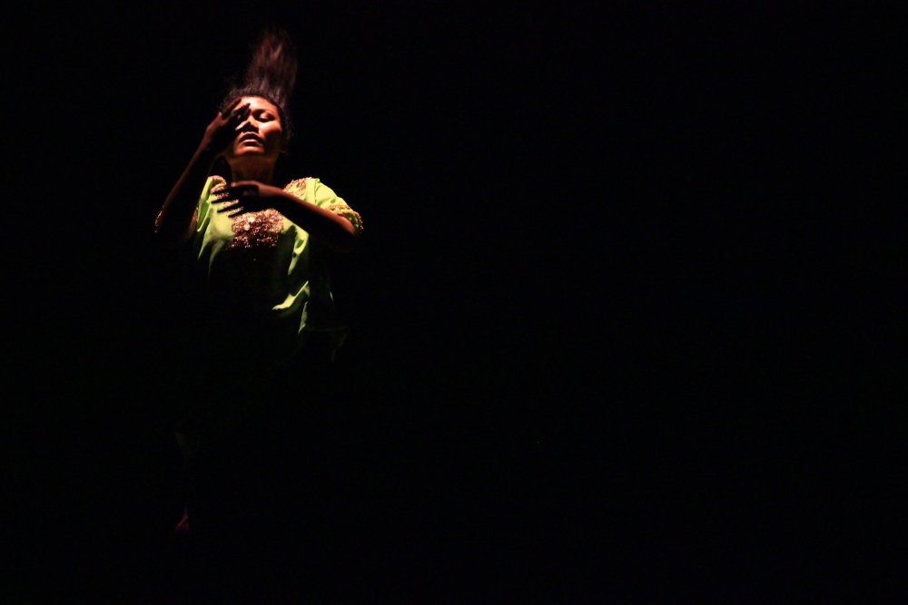 Танцующий в темноте фотосессия