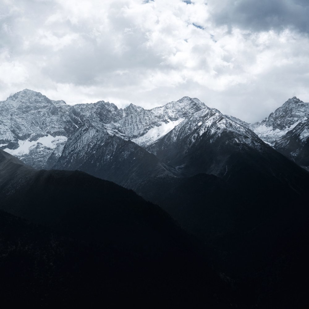 Серые горы в тумане