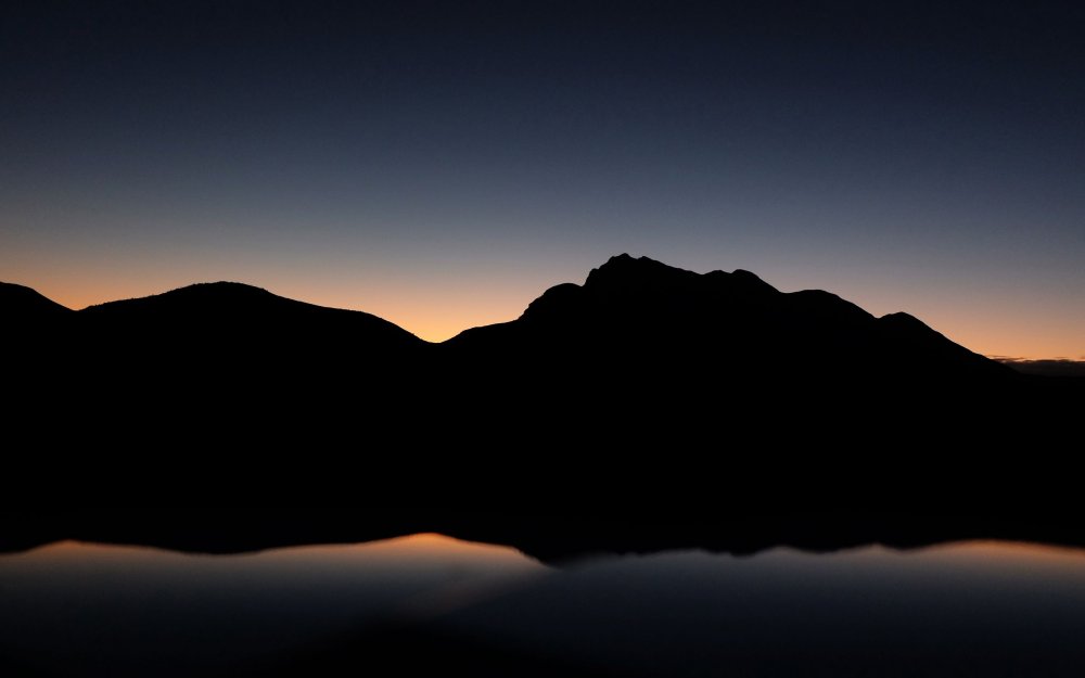 Заснеженные горы фон