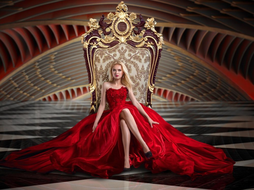 Красивая женщина на троне