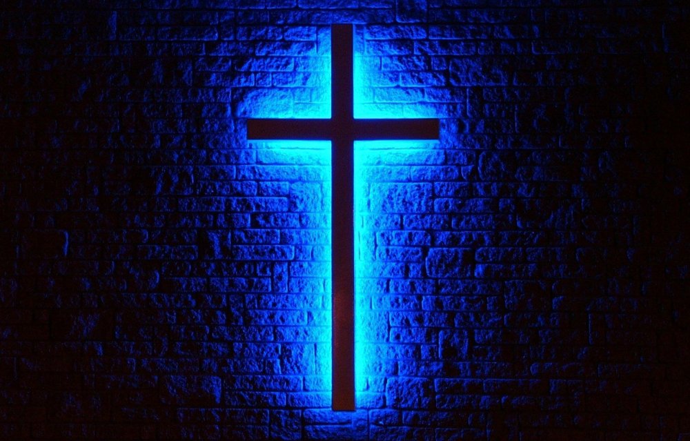 Знак плюс неоновый