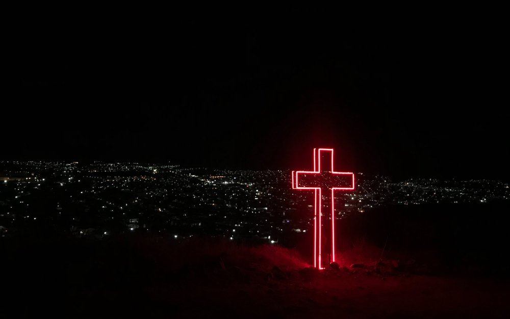 Крест на Красном фоне