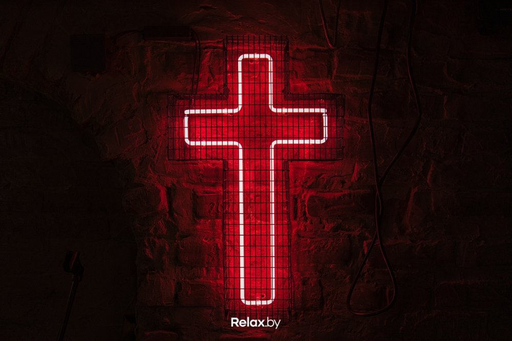 Красный неоновый крест