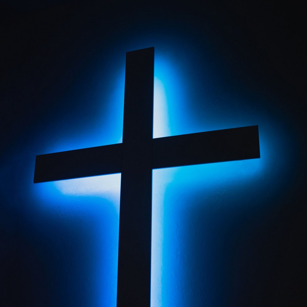 Светящийся крест на черном фоне