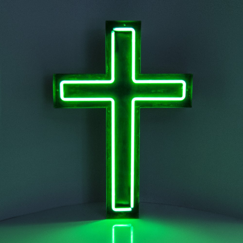 Светящийся крест на черном фоне