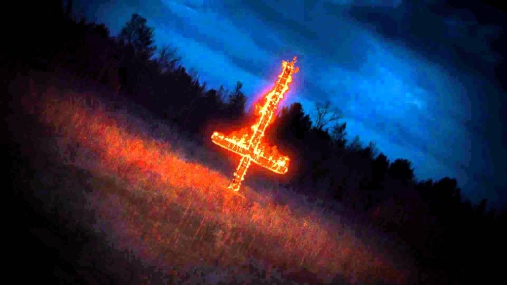 Красный крест на черном фоне