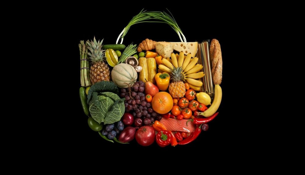 Рассыпанная корзина с овощами