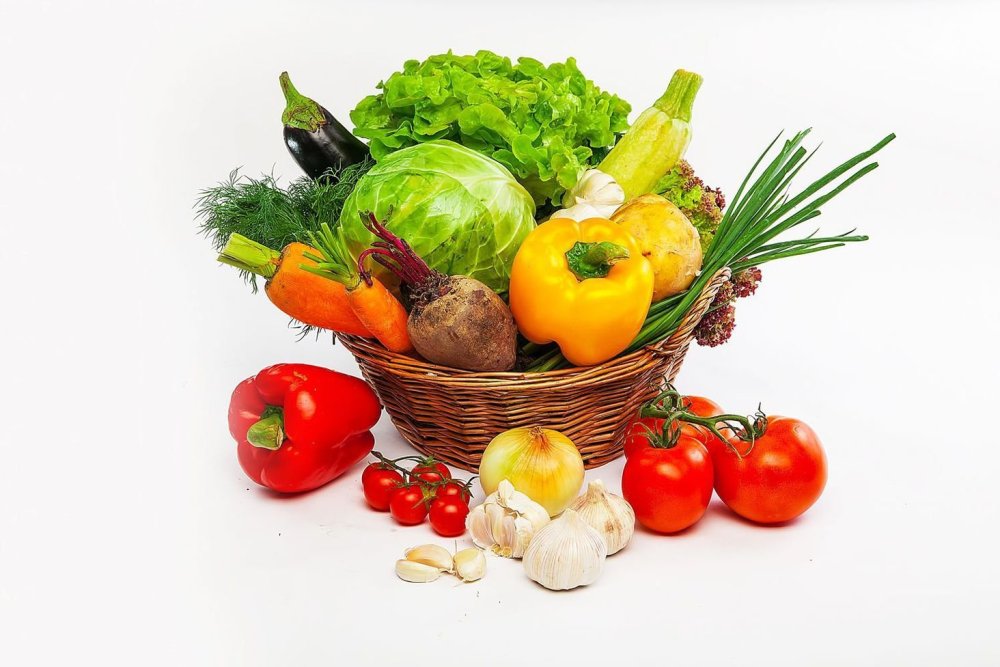 Корзинка с овощами и фруктами