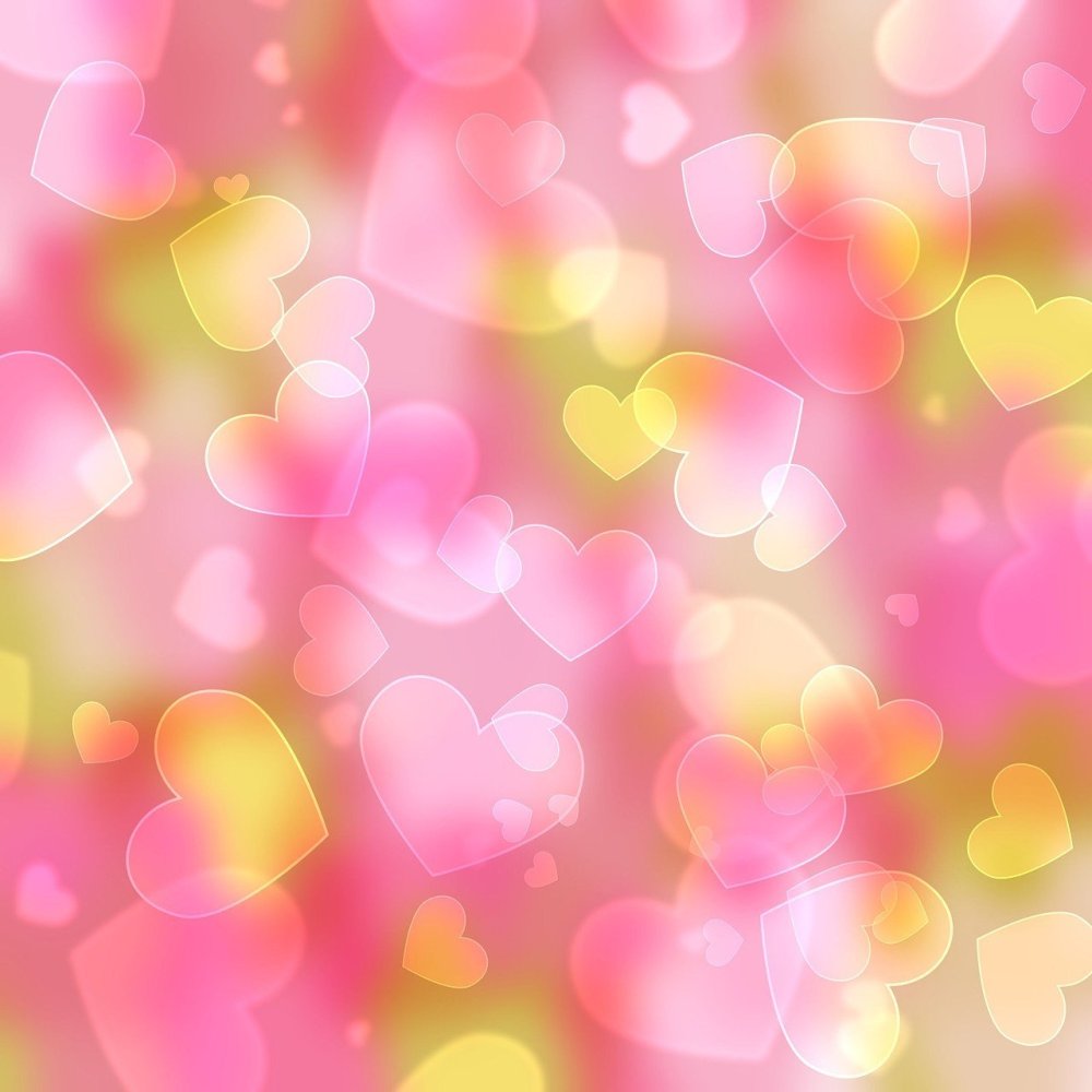 Розовое сердечко на белом фоне