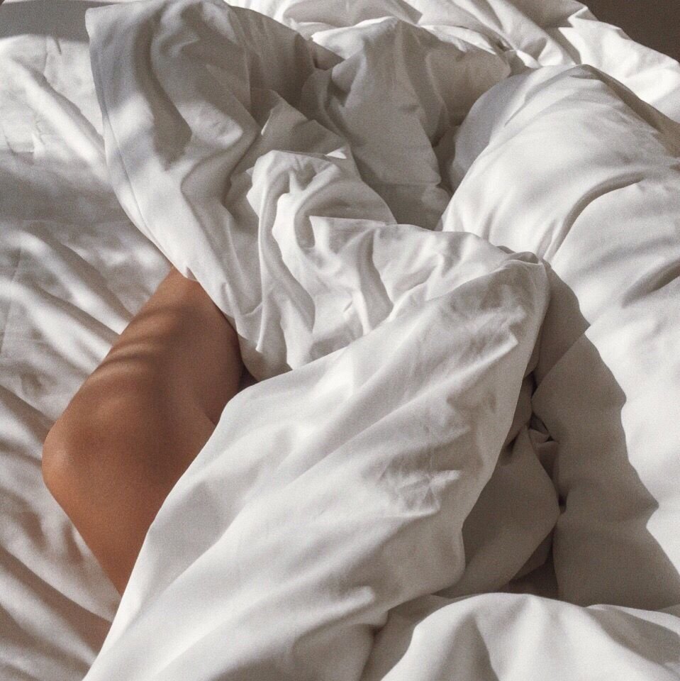 Парень с девушкой в темноте