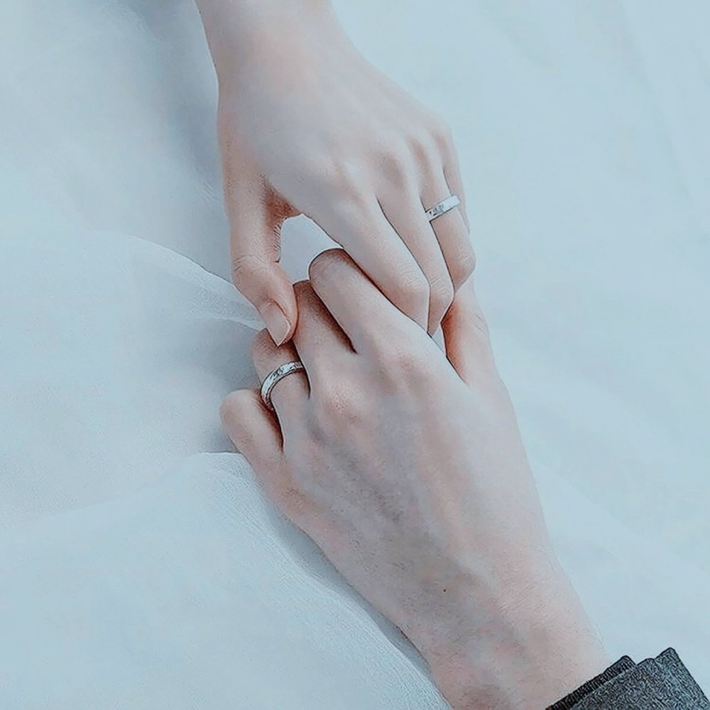 Париж Эйфелева башня цветы