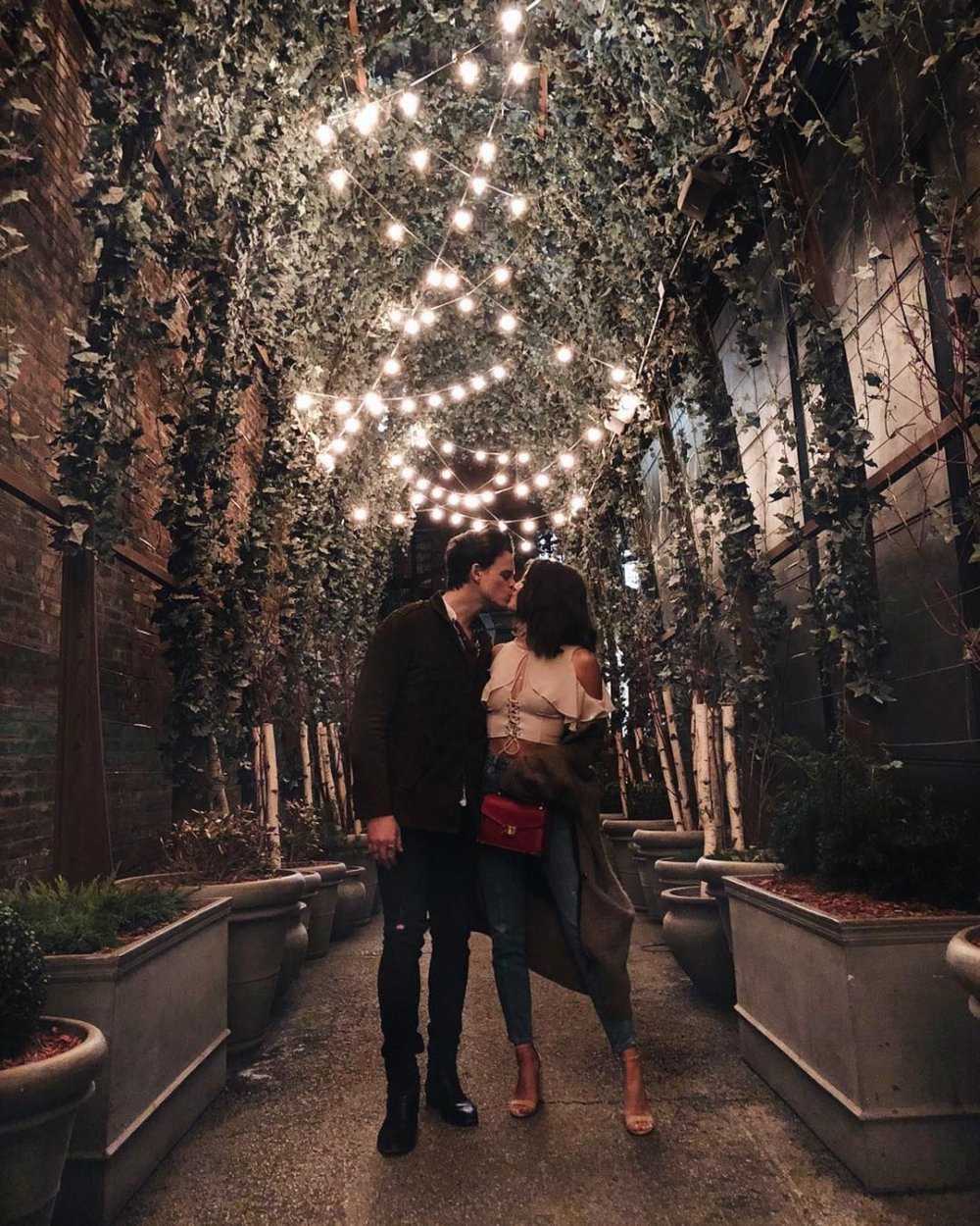 Девушка кусает парня за губу