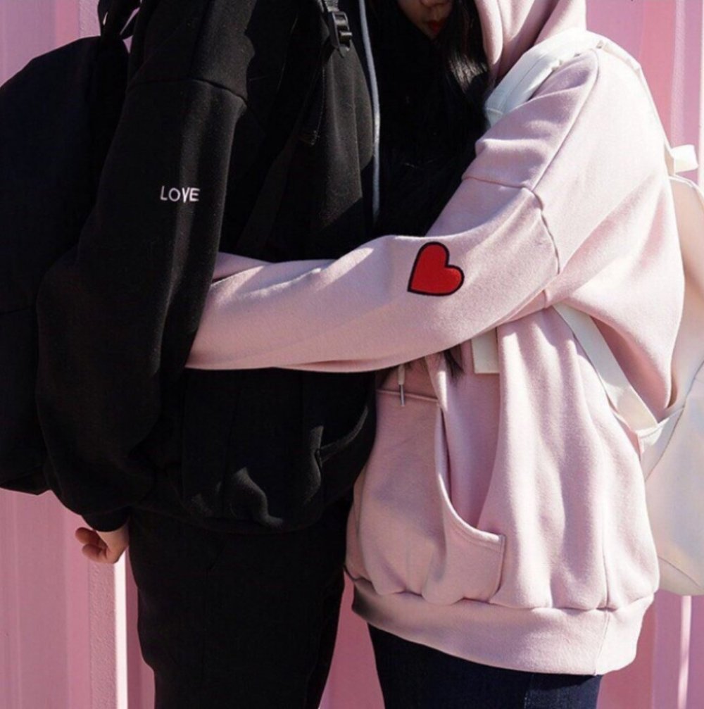 Парень и девушка в воде