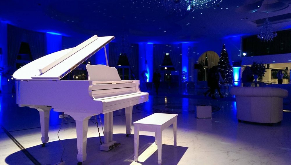 Пианино на сцене