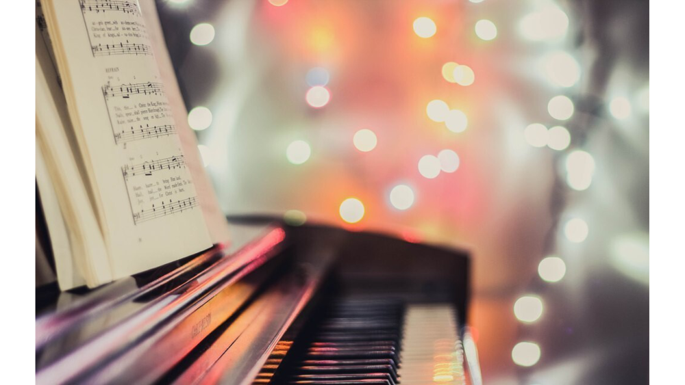 Рояль на красивом фоне